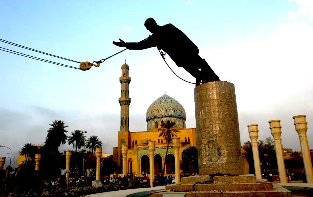 La statue de Saddam Hussein s'est renversée à Bagdad peu après l'invasion de l'Irak en 2003. (Domaine public, Wikimedia Commons)